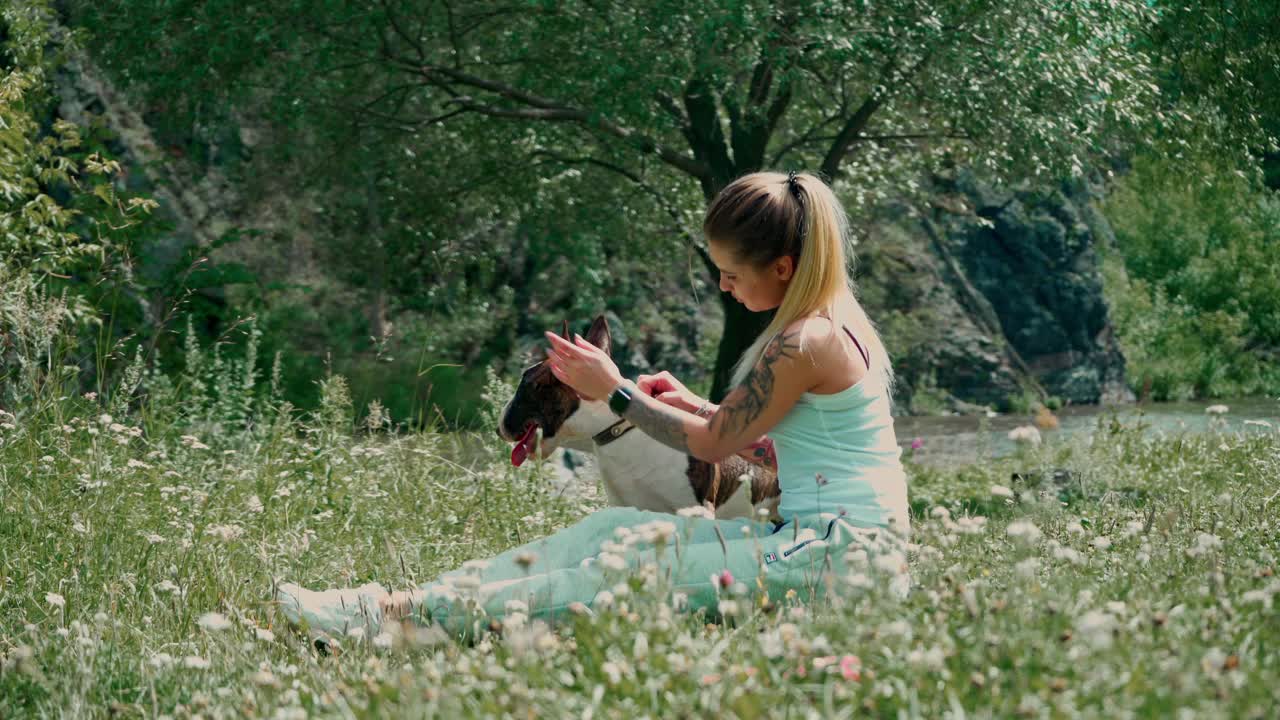 공원 에 있는 여자 와 그 의 개