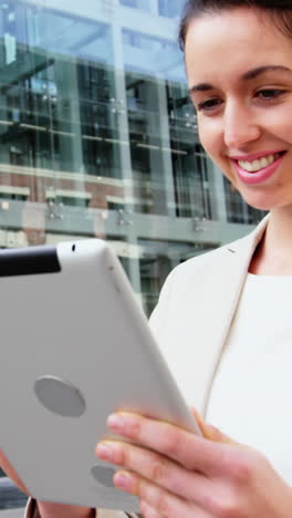 mujer de negocios usando una tableta digital en el edificio de oficinas