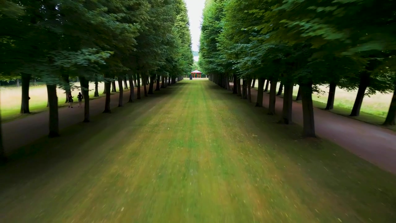 Video aéreo con dron 4K de los senderos arbolados en el Jardín Hofgarten en el centro de Ansbach, Alemania