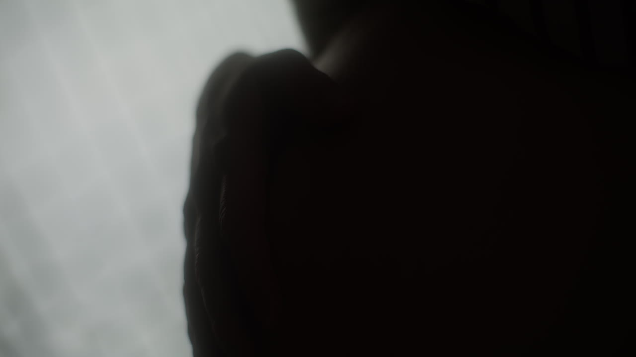 cerca del vientre de una mujer embarazada