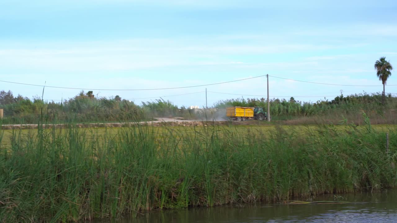평온 한 날, 발렌시아 의 시골 도로 를 지나가는 트랙터