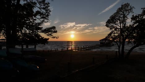 puesta de sol sobre el club náutico de fairhope en mobile bay, alabama