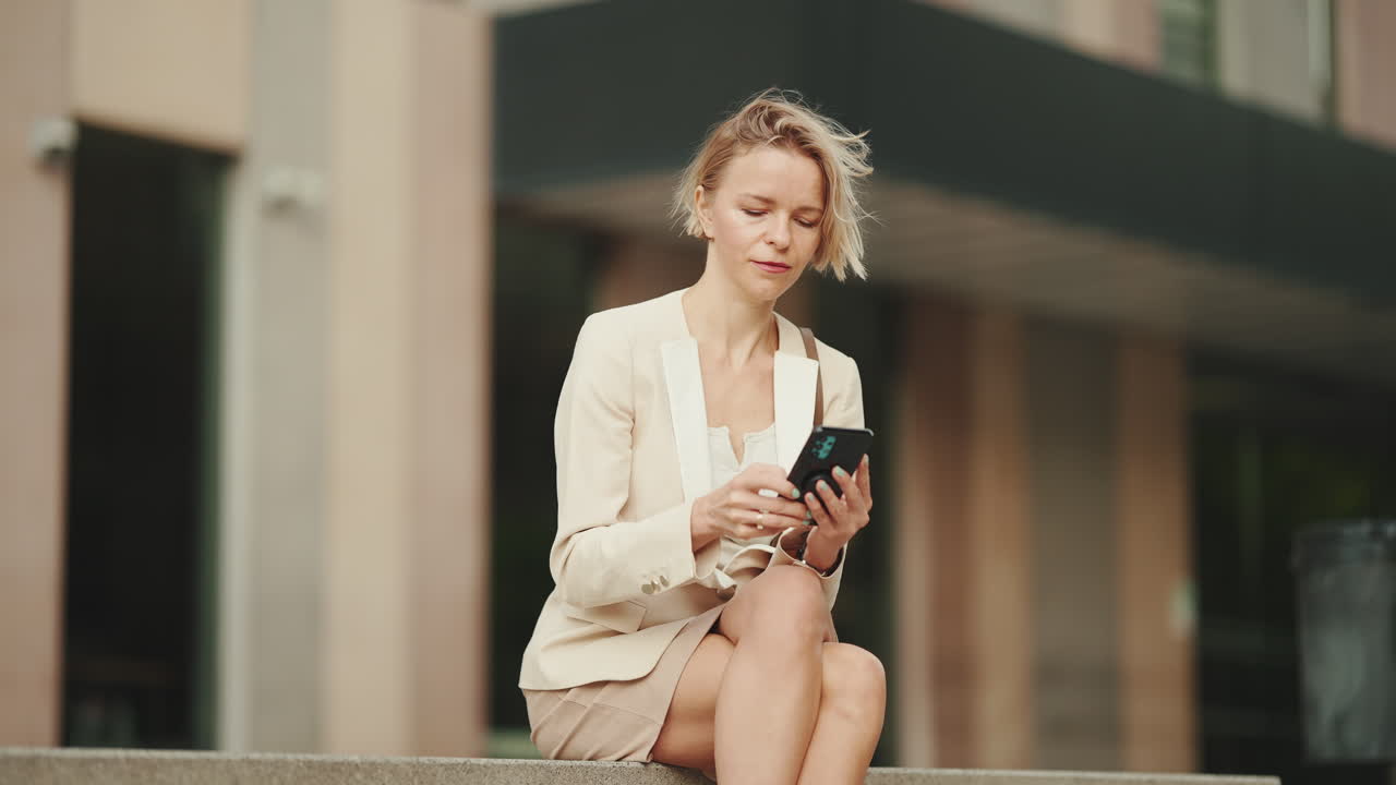 Geschäftsfrau mit Telefon im Freien