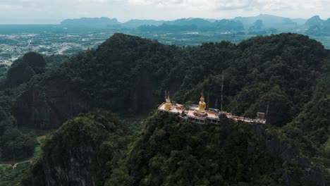 Templo-De-La-Cueva-Del-Tigre-En-La-Cima-De-Una-Montaña-Verde-Y-Exuberante-Con-Un-Telón-De-Fondo-Panorámico