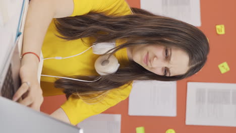 el video vertical de la niña tiene los ojos secos.