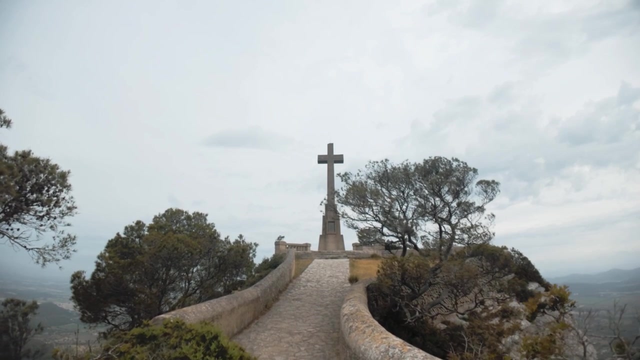 Monumento a croce in pietra Creu de Sant Salvador sulla vetta di una montagna a Felanitx, Maiorca, Spagna.