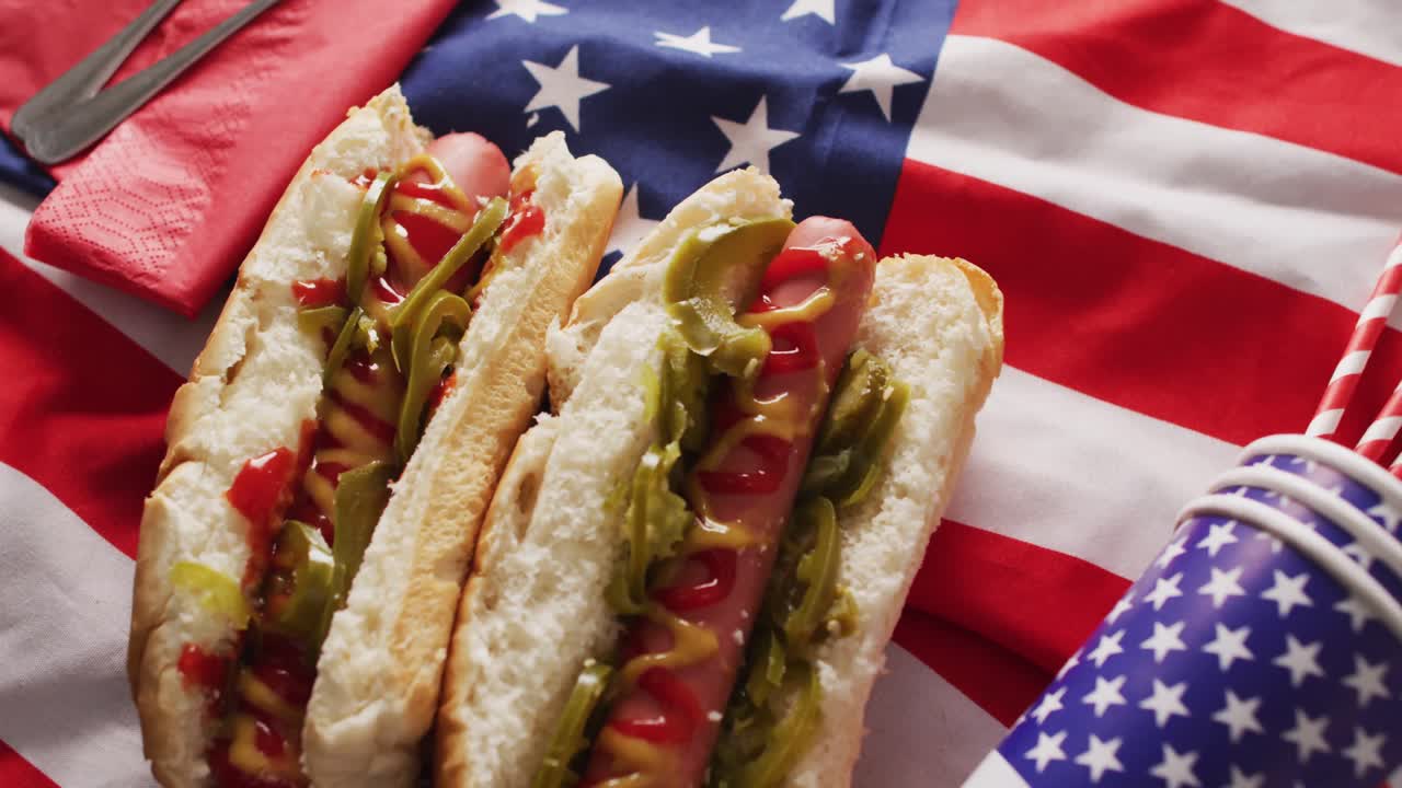 video de perritos calientes con mostaza y ketchup sobre la bandera de los estados unidos