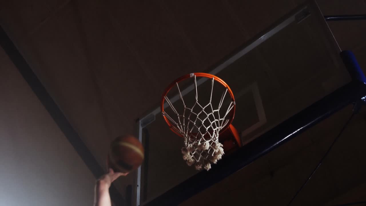 jugador de baloncesto que le falta un aro