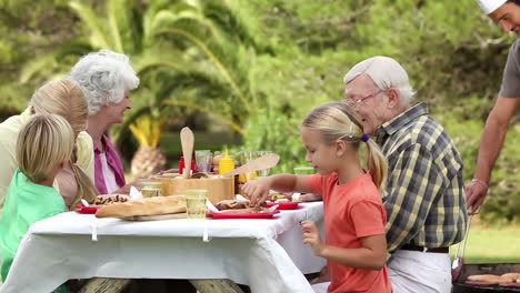 Familia-Esperando-Que-La-Barbacoa-Esté-Lista