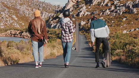 Felices-Y-Diversos-Amigos-Patinadores-Chocan-Esos-Cinco-Juntos-Disfrutando-De-Las-Vacaciones-De-Verano-Haciendo-Longboard-En-La-Vista-Trasera-De-La-Carretera-Rural