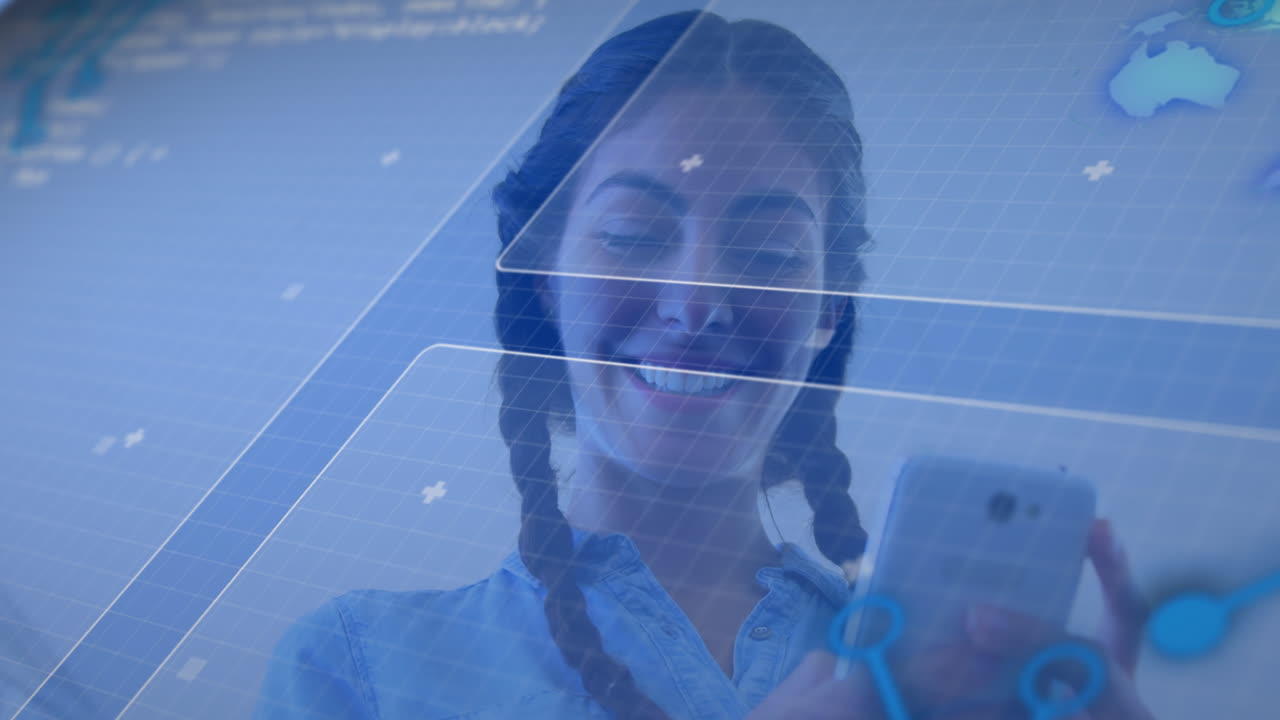 interfaz digital con procesamiento de datos contra la mujer caucásica que usa un teléfono inteligente