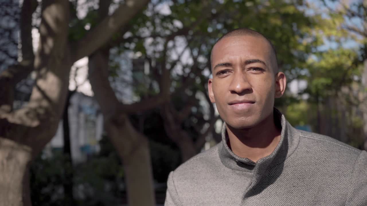 joven sonriente con gafas de realidad virtual