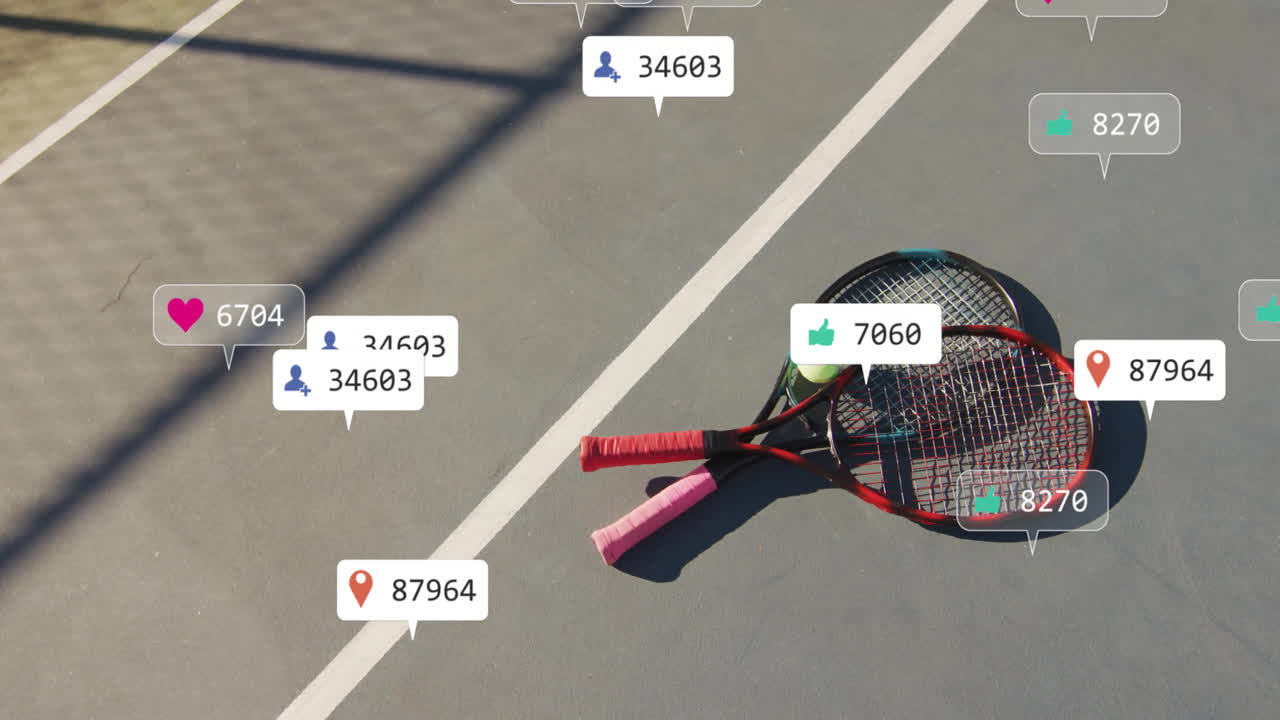 Racchette da tennis incrociate su un campo all'aperto, palla incastrata tra le corde, icone social fluttuanti.