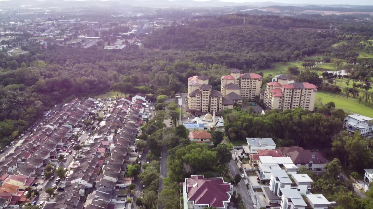 el avión no tripulado vuela sobre los edificios mientras hace panorámica