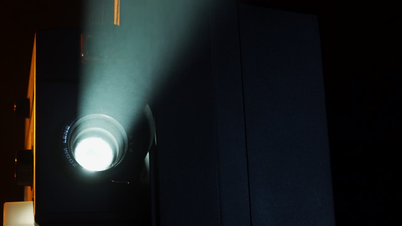 연기가 자욱한 방에서 홈 무비를 보여주는 슈퍼 8 영사기