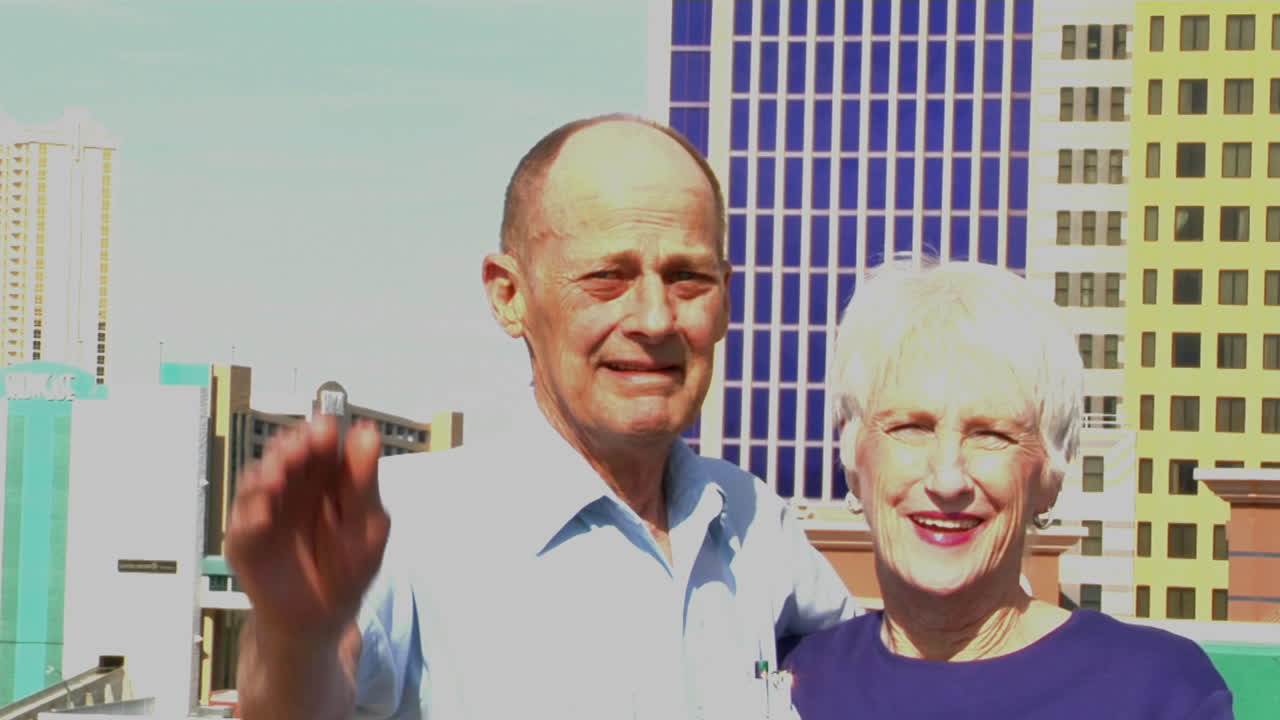 노부부가 손을 흔들다