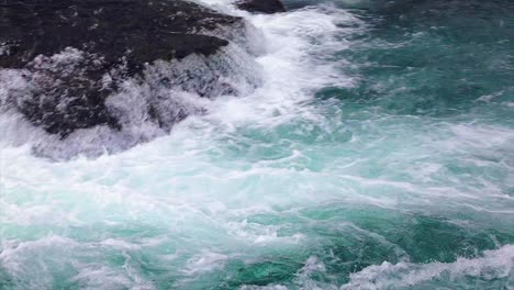 Agua-Del-Río-De-Montaña-Con-Primer-Plano-En-Cámara-Lenta