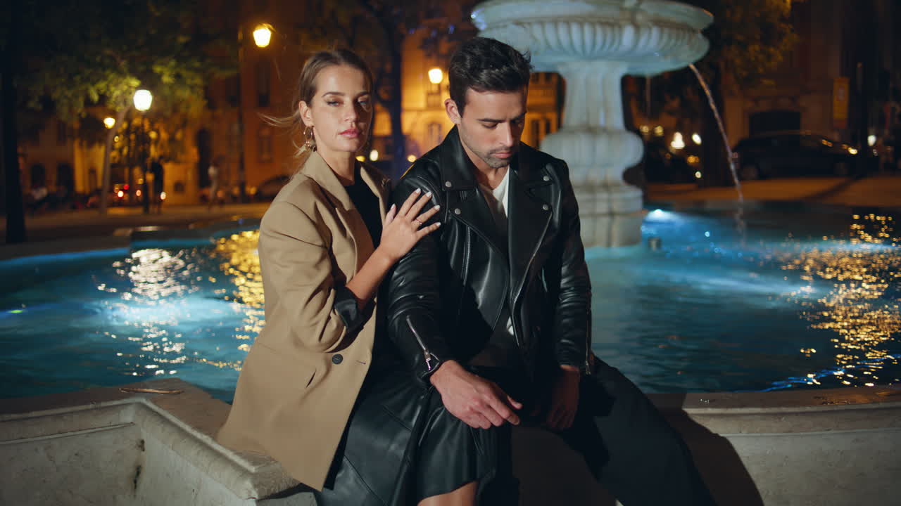 personas confiadas modelando calles de la ciudad por la noche. mujer de amor abrazando a un hombre en una cita