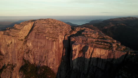 Impresionante-Vista-Aérea-De-Un-Impresionante-Acantilado-En-Noruega,-Atmósfera-Del-Amanecer-En-El-Lysefjorden,-Preikestolen,-Púlpito