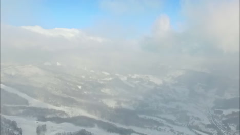 Panoramablick-Auf-Ein-Verschneites-Tal-Unter-Dicken-Wolken