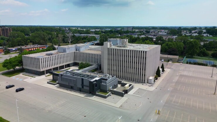 Drone in volo sopra l'edificio aziendale di Enbridge Gas a Chatham-Kent, Ontario, Canada