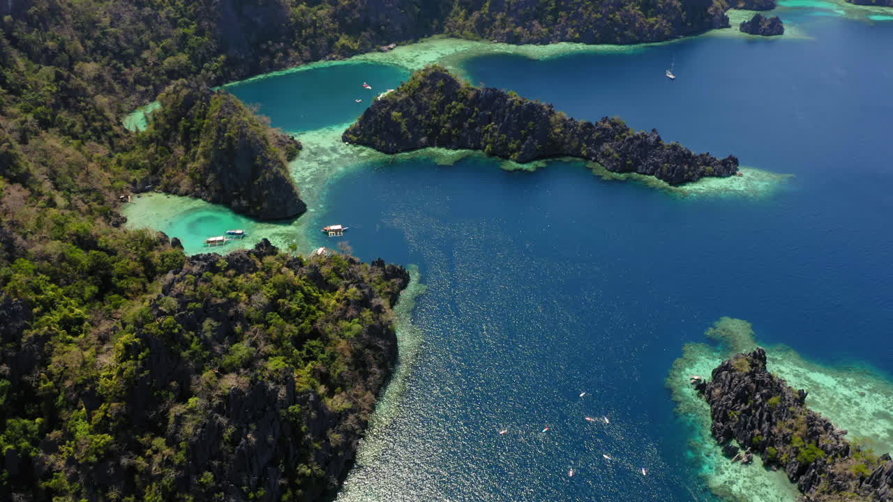 vista aérea de la laguna azul en coron, palawan, filipinas