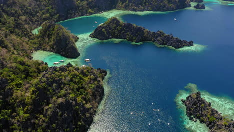 Vista-Aérea-De-La-Laguna-Azul-En-Coron,-Palawan,-Filipinas