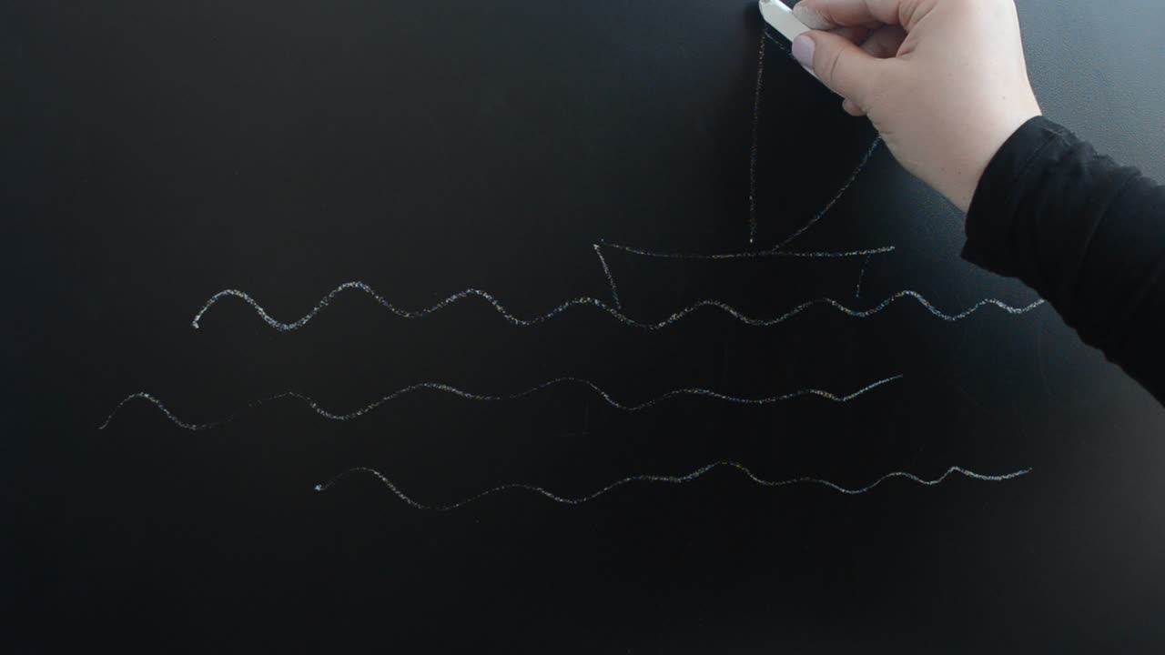 Wir zeichnen den Strand und das Meer, Palmen auf eine Tafel. Wir schreiben mit Kreide auf eine Tafel.
