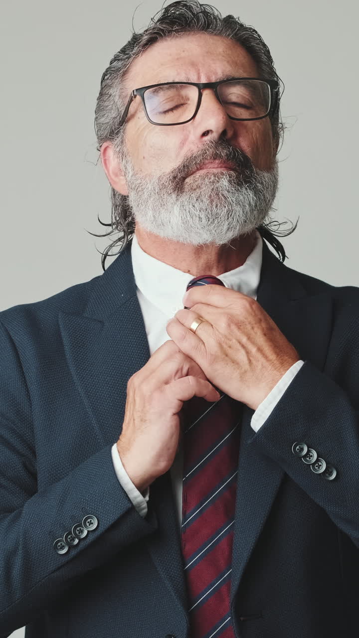 Ritratto di un uomo in abito e cravatta