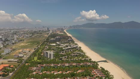 Vista-Aérea-De-Arena-Blanca-Larga-Estirar-Mi-Khe,-Mi-Playa-Bac-An-Y-Non-Nuoc-Con-Montañas-En-Un-Día-Soleado-En-Danang,-Vietnam-Central