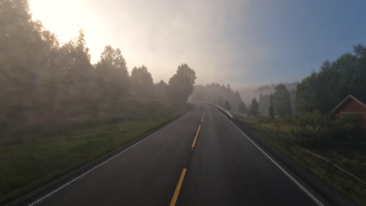 Nebbia su una strada norvegese. Viaggio in auto con prospettiva del veicolo. Guida di un'auto su una strada in Norvegia