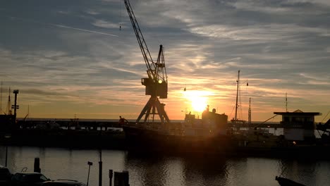 dolly shot de una puesta de sol en el puerto de harlingen