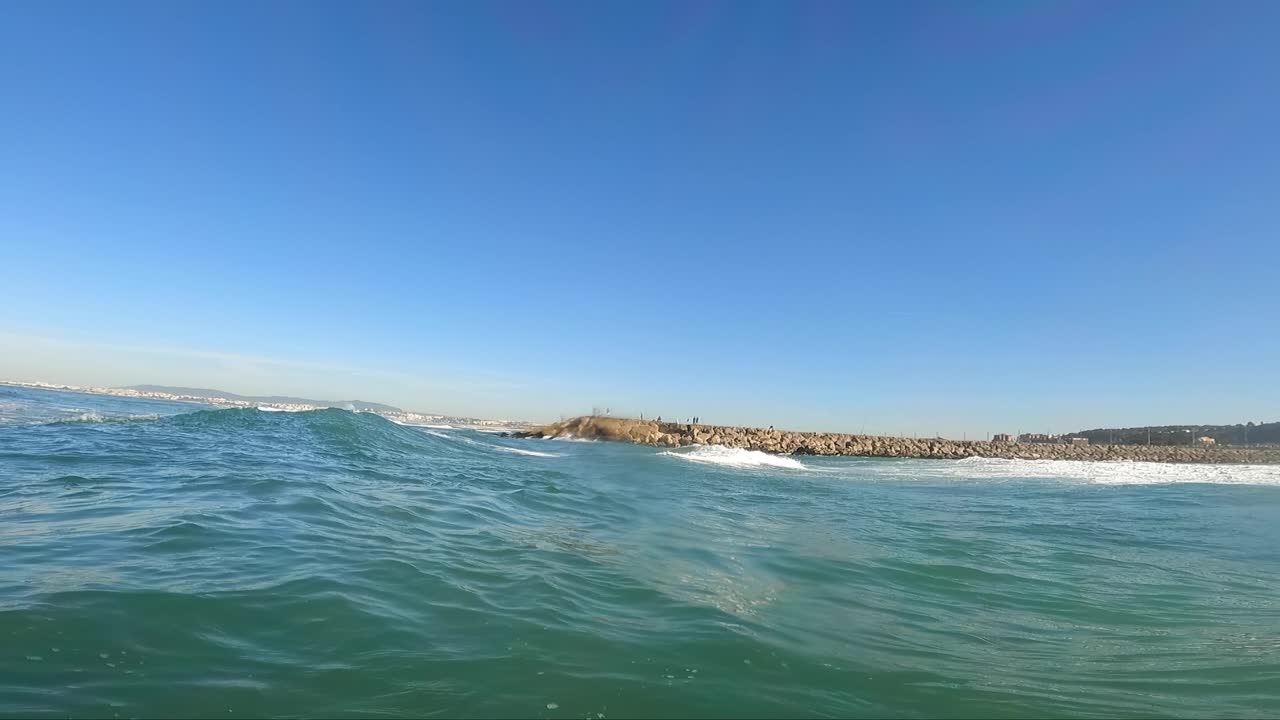 배경 에 어부 가 있는 카파리카 해변 의 푸른 바다 파도