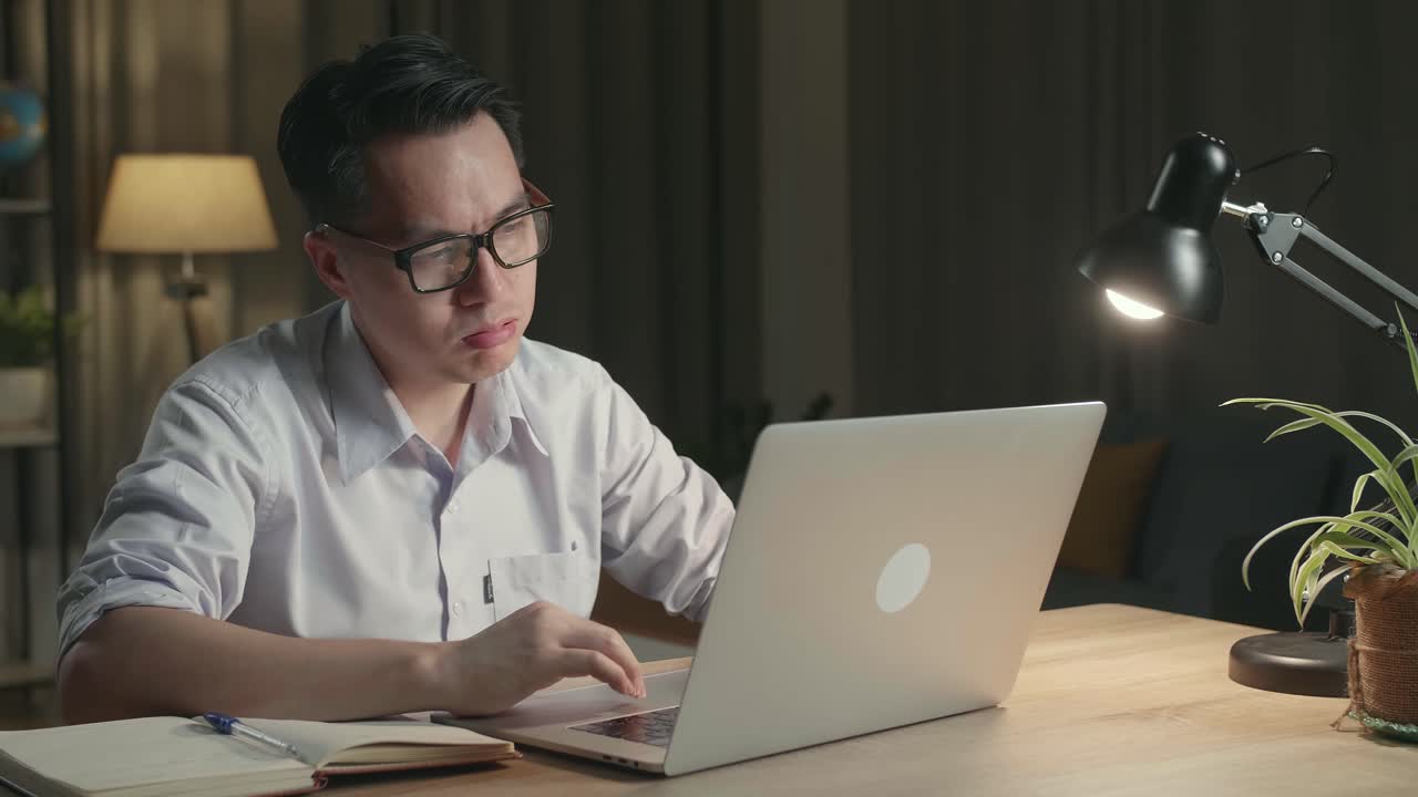 밤 늦게 일 하는 스트레스 를 받는 사람