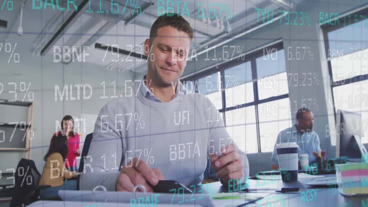 Animación de un panel de operaciones sobre un empresario caucásico sonriente usando un smartphone en la oficina.