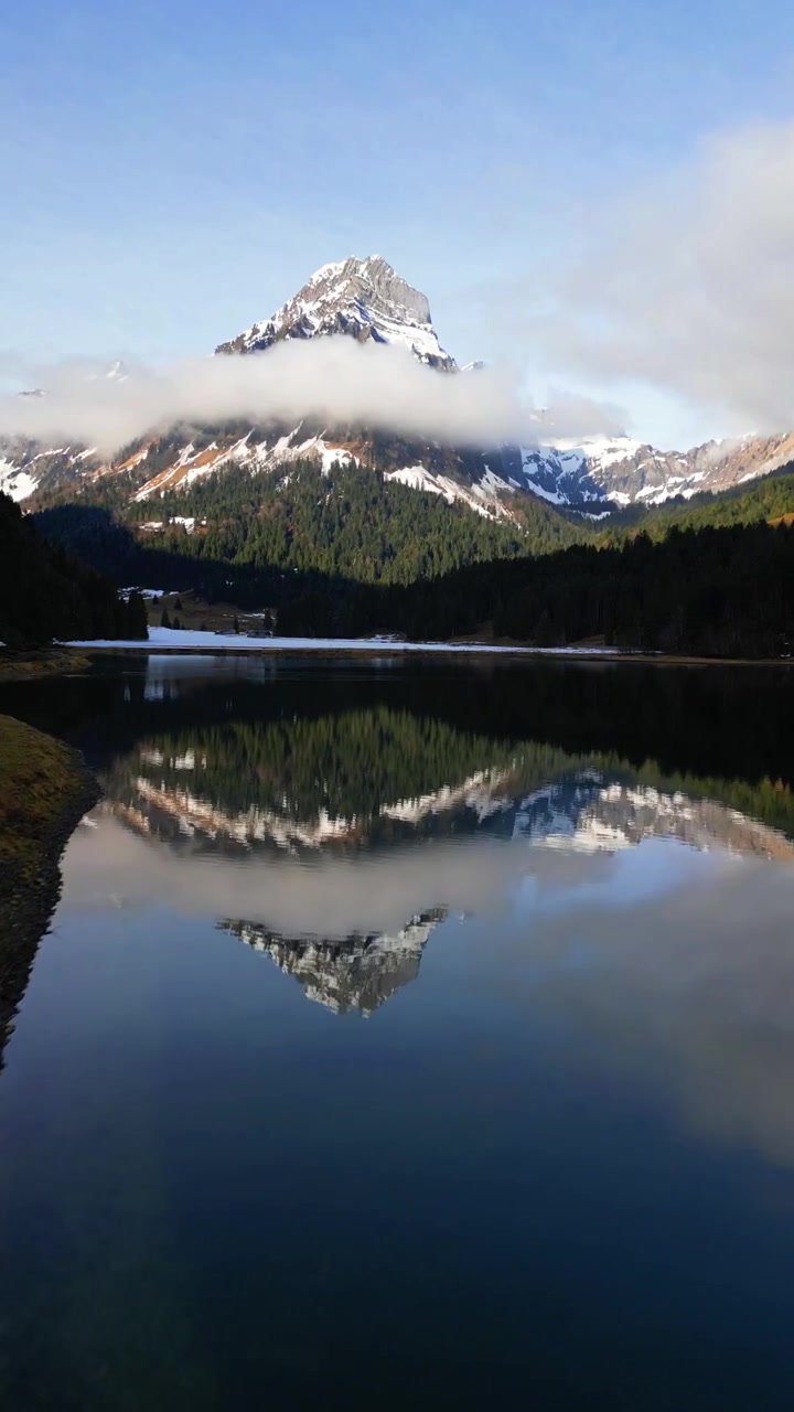 İsviçre Obersee Gölü havadan drone dikey video makarası yüzey yansıması