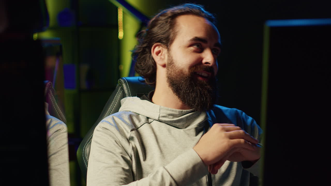 streamer popular en un estudio iluminado con neón charlando con la audiencia,