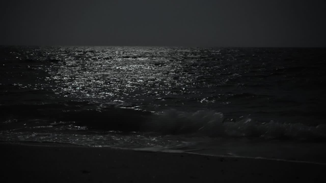 밤의 바다 서핑 어두운 지평선에서 모험, 황혼의 탐험, 시골의 열대 해안선의 아름다움, 별빛, 밤의 반이는 바다 파도, 자연에 대한 여행, 신비로운 신비, 이국적인 낙원, 하늘.