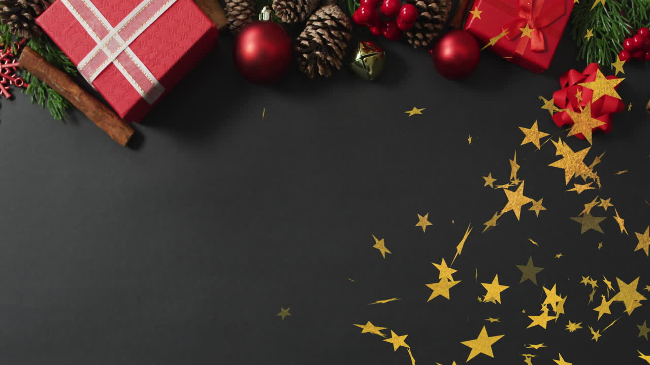 animación de estrellas de navidad cayendo sobre fondo negro con decoraciones y espacio de copia