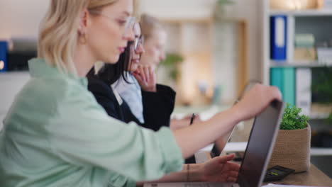 Mitarbeiter-Beginnen-Mit-Der-Arbeit-An-Laptops