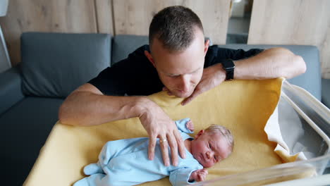 padre y bebé recién nacido