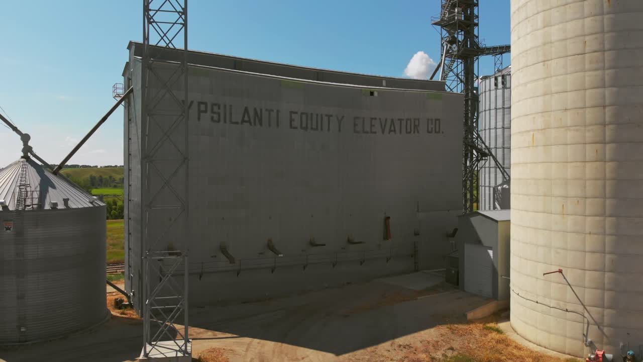 Lento avvicinamento aereo verso la struttura in cemento della Ypsilanti Equity Elevator Co. tra i silos