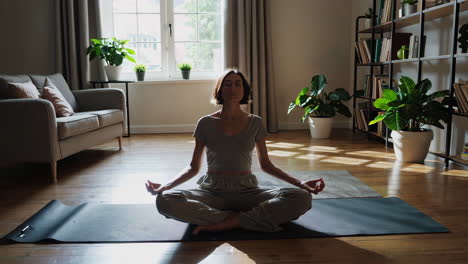 mujer meditando en casa