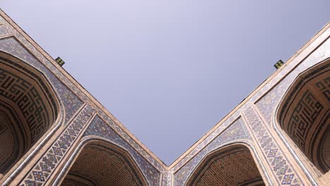 arcos de azulejos en la histórica escuela islámica y mezquita en samarcanda, uzbekistán a lo largo de la histórica ruta de la seda
