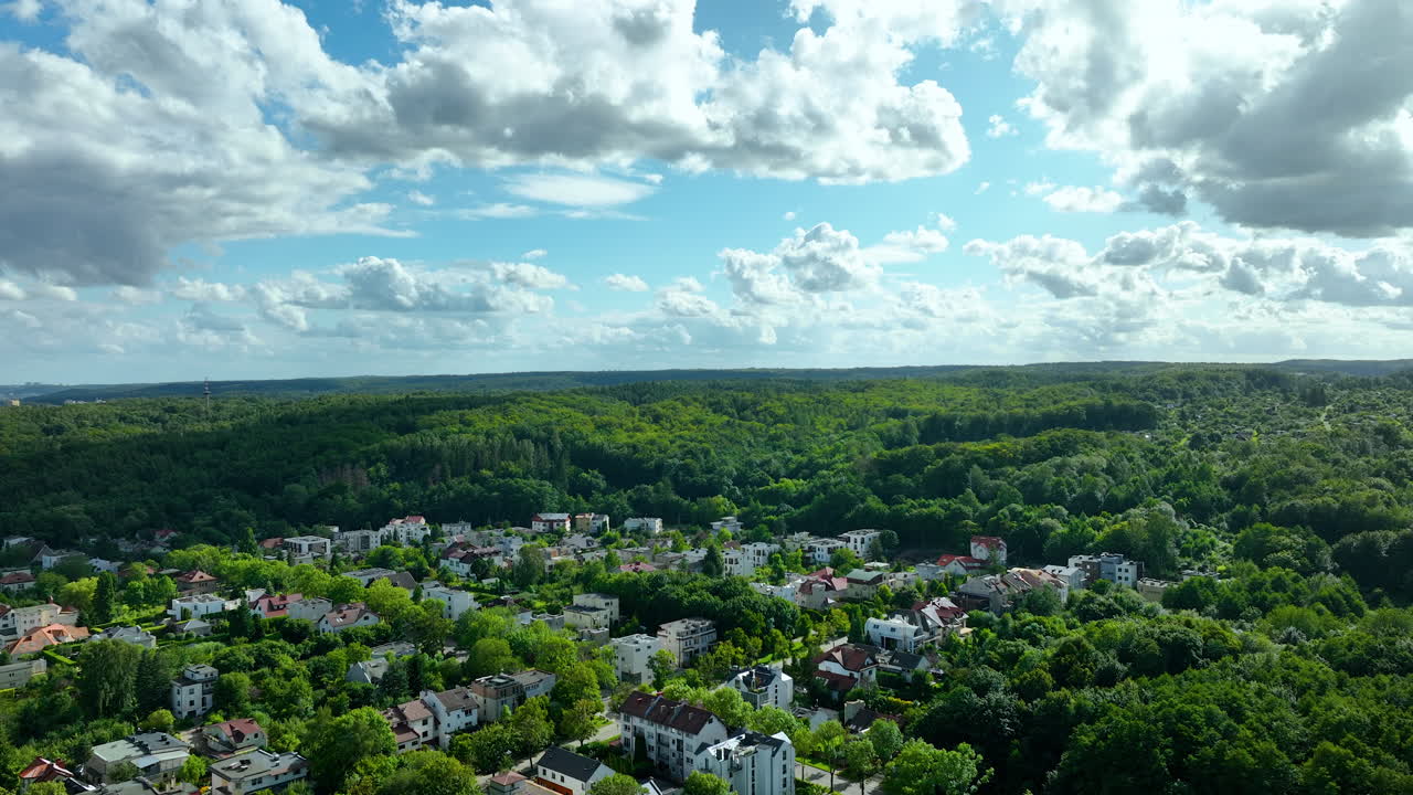 gdynia orłowo의 주거 지역을 둘러싼 넓은 녹지 공간에 초점을 맞추는 항공 사진, 멀리 숲