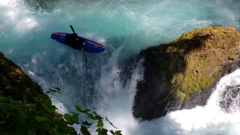 Wildwasserkajakfahrer-Fährt-über-Blauen-Wasserfall-–-Mittlere-Zeitlupenaufnahme