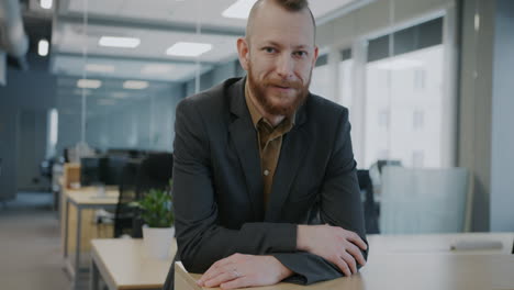 hombre de negocios en la oficina moderna