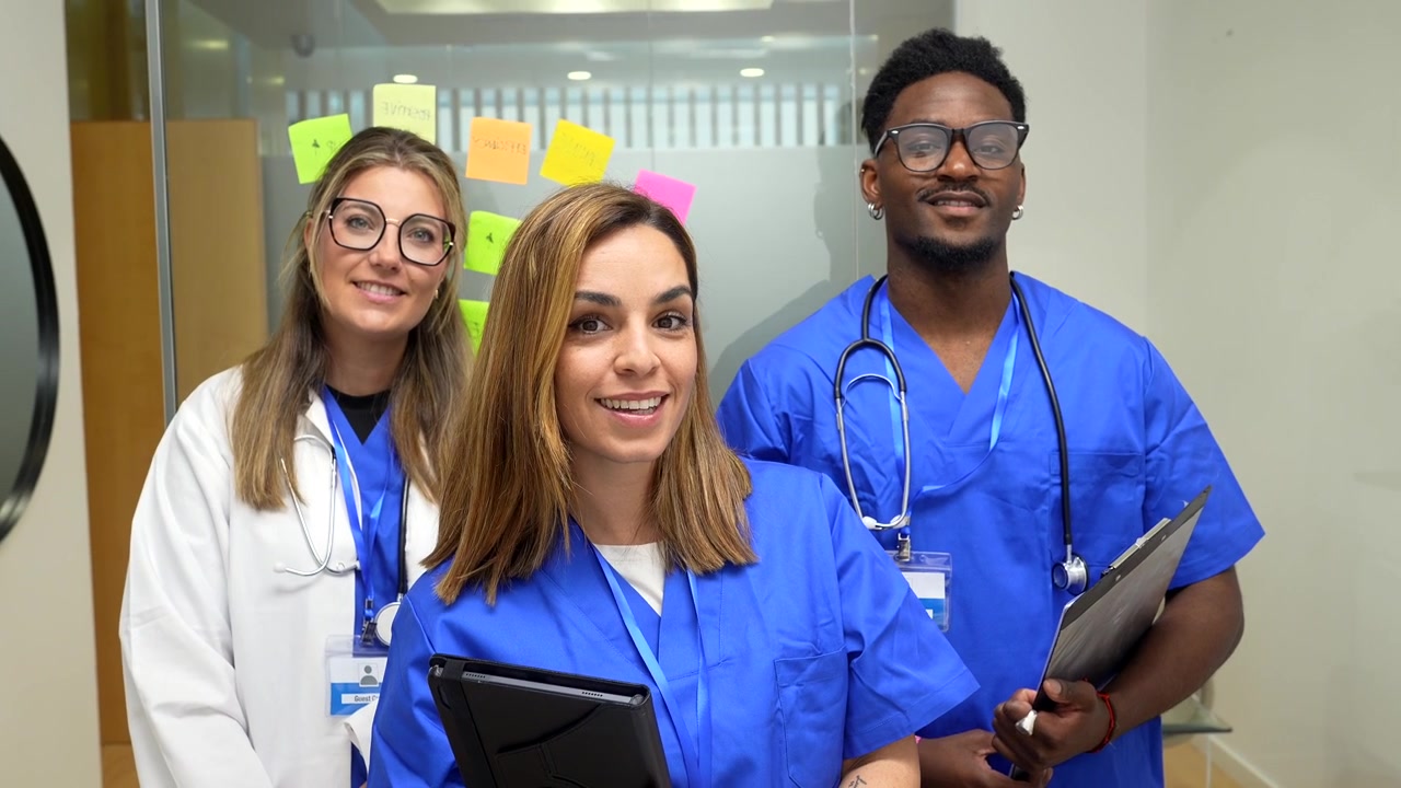 Diversi professionisti medici in piedi insieme nell'ufficio dell'ospedale
