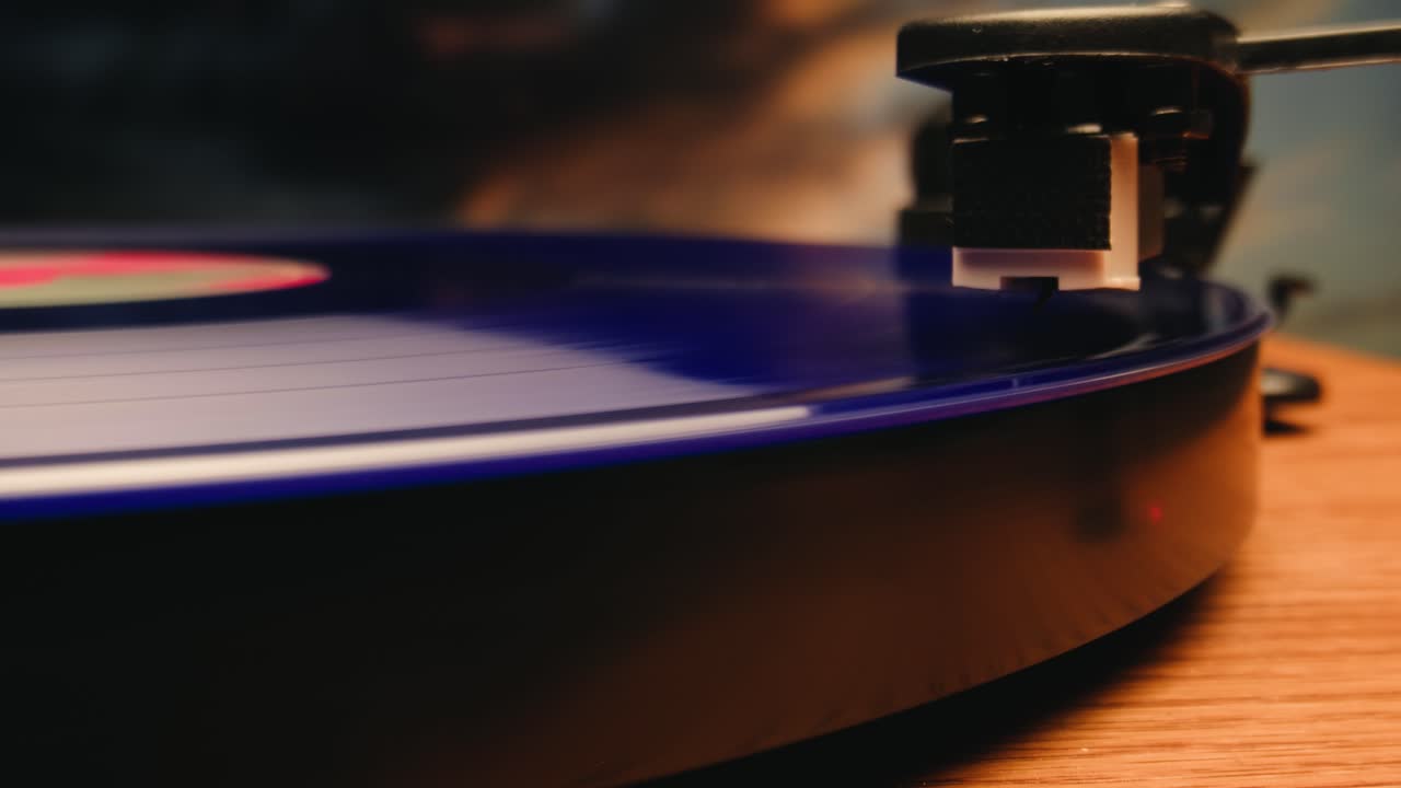 Disco in vinile blu che gira su un giradischi con l'ago che si abbassa