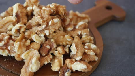 un montón de nueces en una tabla de madera